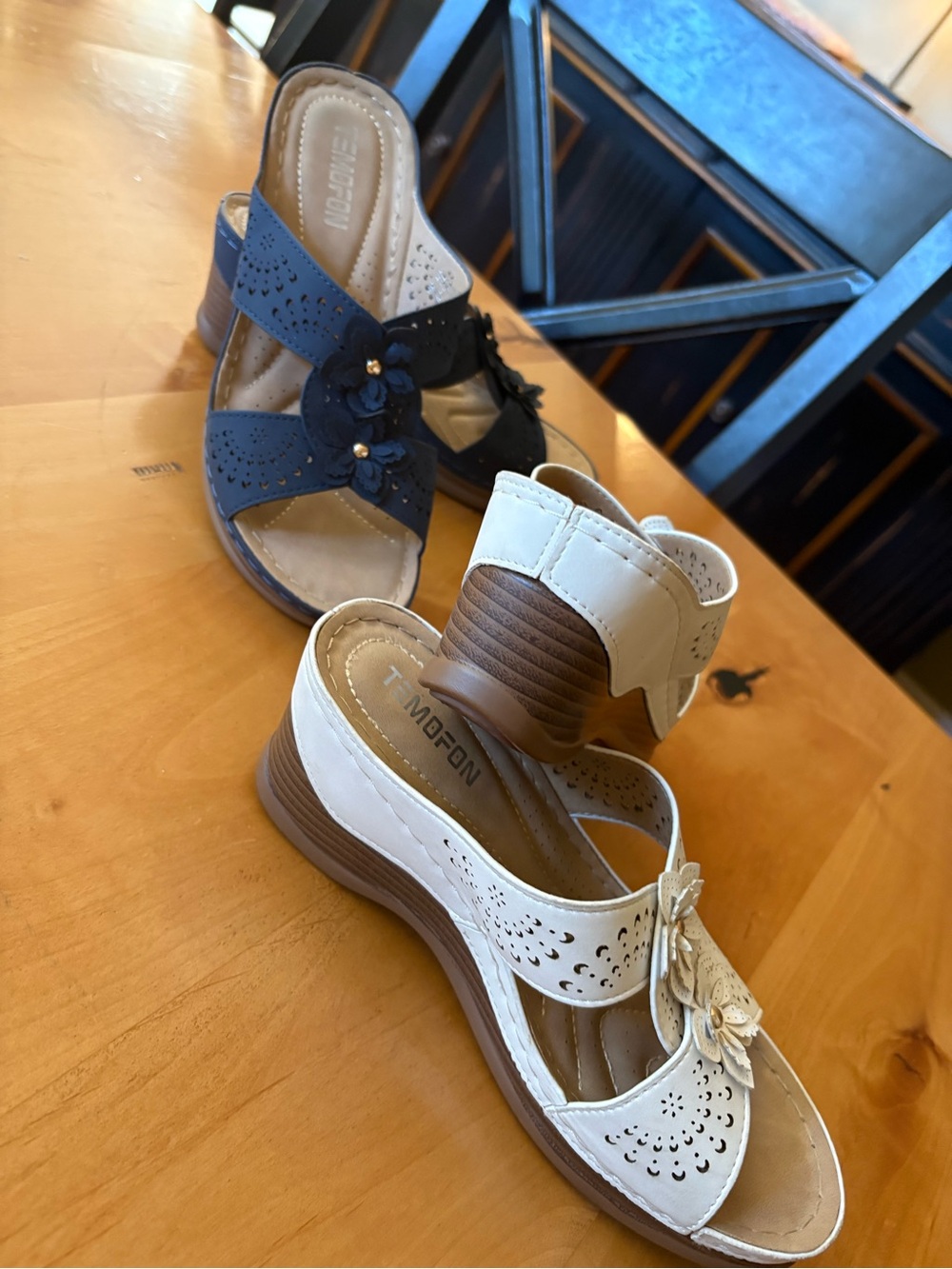 Temofon Women's Floral Slide Sandals — White and Navy - Picture 2 of 7